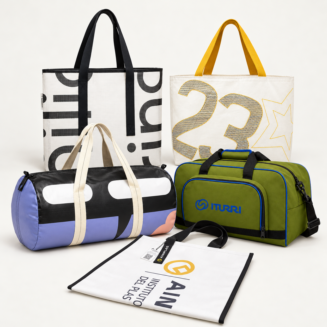Composición de cinco bolsas y bolsos elaborados con materiales recuperados